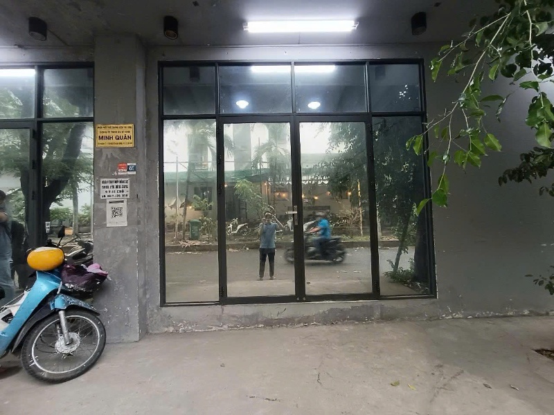 Hình ảnh thi công dán kính cách nhiệt chung cư 6